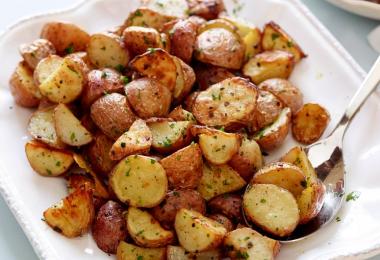Готовим картошку по деревенски в духовке: вкусные рецепты запеченного картофеля